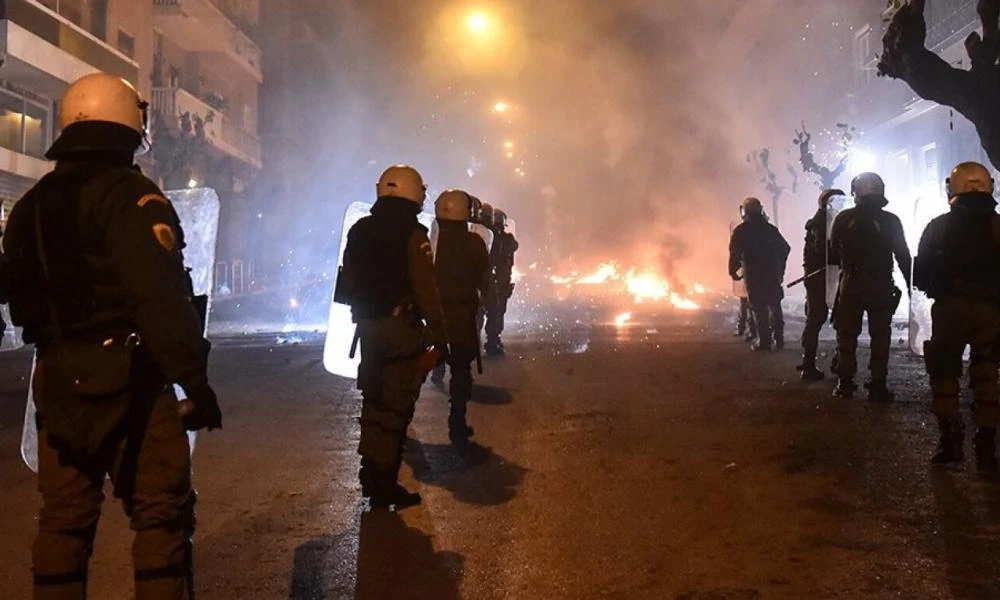 Εξάρχεια: Ένταση μετά την πορεία για τον τραυματισμό της 16χρονης στο Νέο Ηράκλειο
